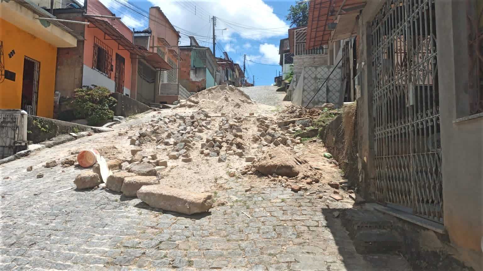 Camacã: Prefeitura realiza frente de trabalho para viabilizar recuperação de ruas